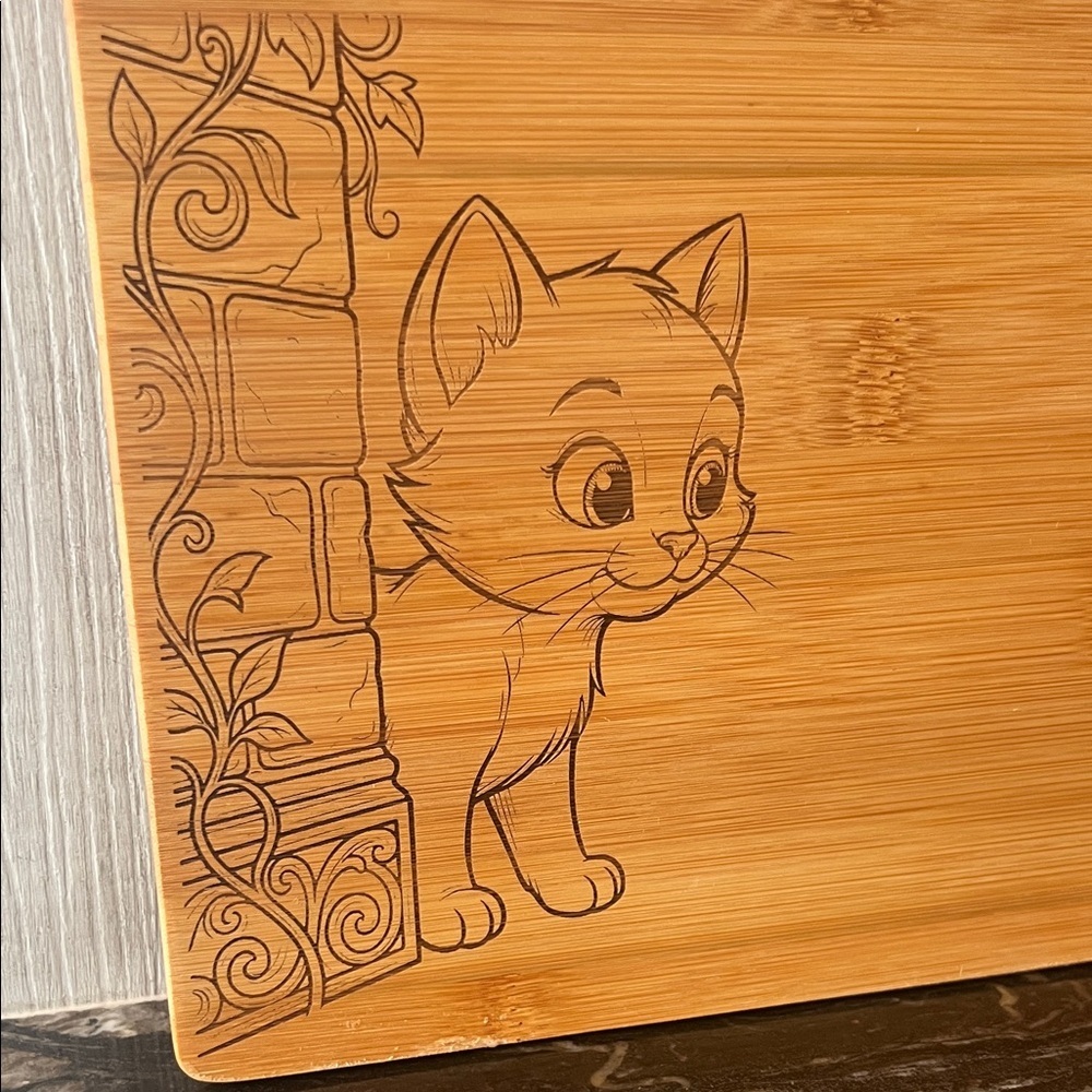 Artisan Bamboo Cheese Cutting Board with Cat and Mouse Design - Picture 3 of 9